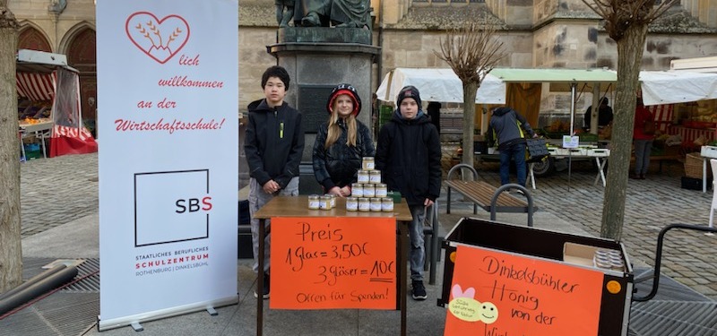 Fleißige Bienen der Staatlichen Wirtschaftsschule am Wochenmarkt