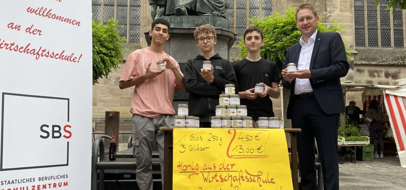 Fleißige Bienen der Wirtschaftsschule Dinkelsbühl am Wochenmarkt