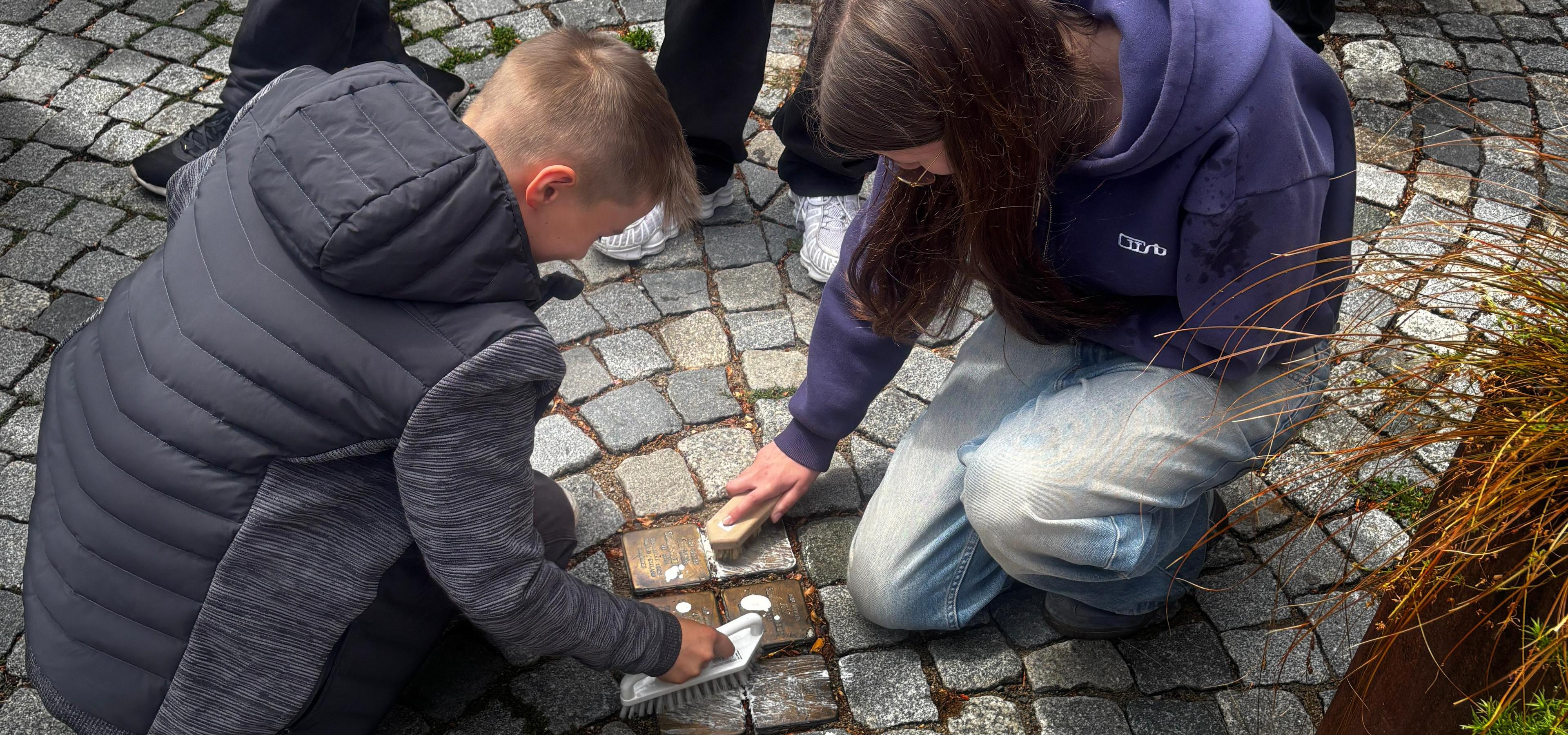 Projekt „Stolpersteine reinigen“